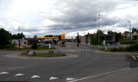 Rundkjøring nordøst for kjøpesenteret Amfi Raufoss. Utsikt nordover. Foto: Tor Olav Haugland (2022).
