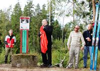 Minnesøylen i Stormyra ble avduket av Erling Stranden.