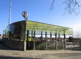 Storo stasjon (2003), nedgang fra Grefsenveien/Hans Nordahls gate. Foto: Stig Rune Pedersen (2014).