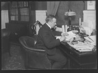Stortingspresident Johan Ludwig Mowinckel ved skrivebordet sitt. Foto: Narve Skarpmoen.