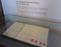 Den originale Mossekonvensjonen av 14. august 1814 slik den var utstilt inne i Stortingsbygningen i 2014. Foto: Stig Rune Pedersen
