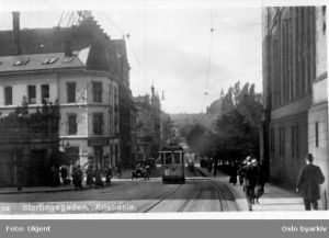 Stortingsgata ved Stortinget A-70091 Ua 0001 117.jpg