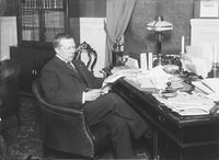 Mowinckel var Venstres sjette, og hittil siste, statsminister, her som stortingspresident en gang mellom 1916 og 1918. Foto: Narve Skarpmoen/Nasjonalbiblioteket