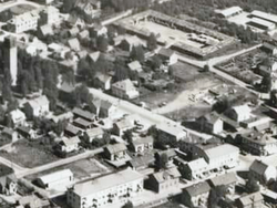 Brakker på Stortorget i Lillestrøm 1947 (opp mot øvre bildekant). Foto: Akershusbasen/MiA.