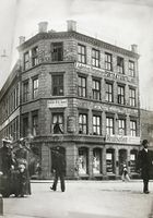 Stortorvet 13 i Kristiania, med skilt som forteller at E. Gabrielsen hadde portrettutstilling. Trolig tatt i 1901. Foto: Daniel Georg Nyblin