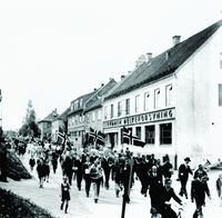 17. maitoget passerer Strømmen Melkeforsyning i 1945.
