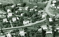 Luftfoto 1975 av Statsråd Ihlens vei 67 med Strømmen Samvirkelag avd. 6 midt i bildet.