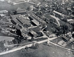 Strømmen Staal ca 1930. Støperiløkka til høyre i bildet. Rester av Stubberuds syrinbusker er synlig like inntil Stasjonsveien i nedre bildekant. I nedre venstre hjørne ligger Løvik.