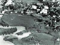 Skråfoto fra syd mot støperiet og Jernbanegata 1947. Sagelva med Stubberudkulpen i forgrunnen.