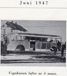 Et lettmetallkarosseri til en Strømmenbuss kan lett løftes av fire mann. Strømmen bedriftsavis 1947.