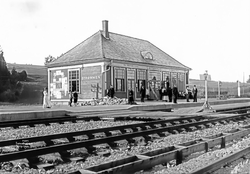 Strømmen stasjon 1903. Her er dobbeltsporet og ny stasjonsbygning fra Strømmen Trævarefabrik nettopp kommet på plass.