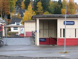Strømmen stasjon hadde tre nedganger til undergangen, her fotografert kort før de ble revet i 2004. Foto Steinar Bunæs.