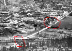 Strømmen stasjon 1947. Utsnitt av flyfoto. Rød firkant: Stasjonsundergangen. Rød sirkel: Jernbanegata 7. I mangel av tilfluktsrom var jernbaneundergangen et bra alternativ, kort vei var det også.