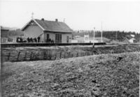 Strømmens første stasjon ble bygd i 1853. Her lå Strømmens første jernbanepoståpneri fra 1855 til 1901. Fotokilde Jernbanemuseet.