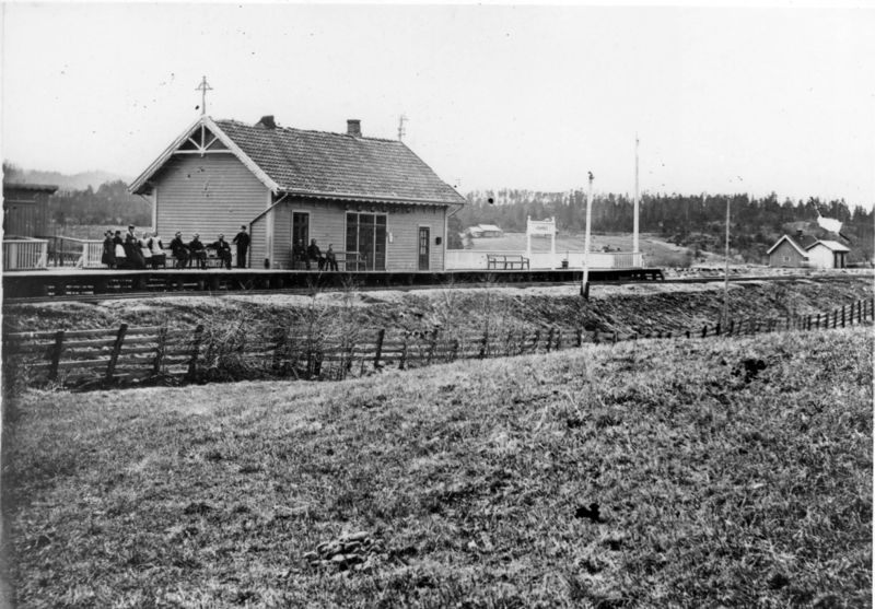 Fil:Strømmen stasjon 1860 jmf.jpg