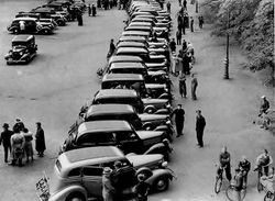 Strømmenbiler i parade ved Akershus festning. Merk at alle har soltak.