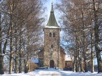 Strømmen kirke med alleen fra Strømsveien. Foto: Steinar Bunæs