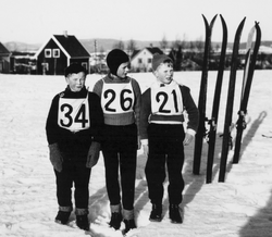 Guttehopperne Nils Tømte, Odd Henriksen og Hans Larsen fotografert i Strømsdalen 1936.