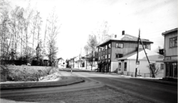 Strømveien 56 Skjævestadgården til høyre, Veatomta til venstre. Per bodde i hjørneleiligheten hitover i annen etasje.