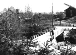 Bru i Sagdalsveien rundt 1960, mens det ennå var biltrafikk over brua. Gisledal mølle til venstre.
