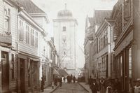 Strandgaten med Nykirken. Her ser vi tårnet slik det så ut mellom 1825 og 1944. Foto: Ukjent/Riksantikvaren .
