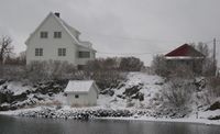 Strandsitterhuset i vinterskrud. Foto: Henning Sæther (januar 2008.).