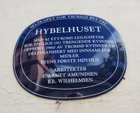 65. Strandskillet 3 Tromsø Hybelhuset blå plakett.jpg