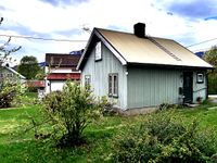 Straume i Folkestadbyen sett frå hagen. I retning mot vest ser ein fyrst Åheim og så lengst unna Karlstad. Foto: Tore Samuelsen 2020