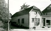 Strømmen Postkontor var i Hoberggården, Strømsveien 52 fra 1921 til 1948. Veiskiltet på posthusets nordside har navnet Brynstien. Fotokilde Akershusbasen.