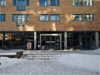 Strømmen bibliotek holder til i Støperiveien 28. Foto: Håkon Brimsø (2026).