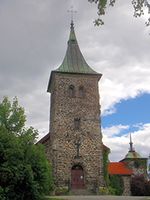 trømmen kirkes tårn og inngangsparti, sett fra vest. Foto: Steinar Bunæs