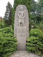 Minnesmerke over falne fra Skedsmo i andre verdenskrig, utført av billedhuggeren Anne Raknes. Foto Kristian Hunskaar.