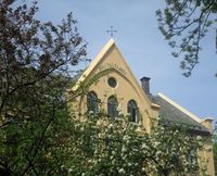 På forgavlen til Studenterhjemmet står det Soli deo Gloria (All ære til Gud). Foto: Stig Rune Pedersen