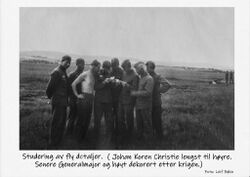 Flydetaljer studeres inngående. Lengst til høyre står Johan Koren Christie, senere generalmajor og høyt dekorert etter krigen.