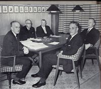 Bankens styre ved 100-årsjubileet i 1963, klikk på bildet for å få fram navna. Foto:Bjørn Winsnes.
