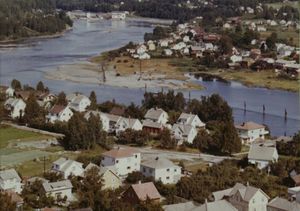 Sundbakken med Gamle-Hokksund og Hellefossen - WF215.jpg