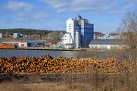 Store mengder med tømmer ligger oppstablet på Hafslund kai. Foto: Leif-Harald Ruud (2019)