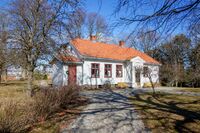 En rask spasértur fra Sundløkka ligger «Tomta», Roald Amundsens fødested. Foto: Leif-Harald Ruud (2019)