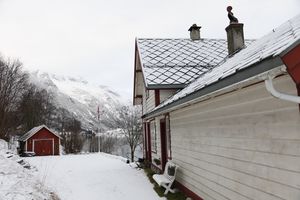 Sværefjorden skule med leikeplass og vedskjul - utedo.jpg