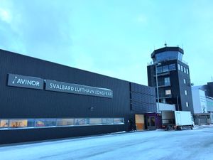 Svalbard lufthavn Longyear 2017.JPG