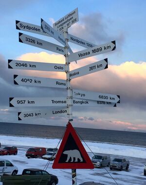 Svalbard lufthavn skilt 2017.JPG