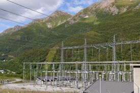 Fra trafo-anlegget utenfor Svartisen kraftverk, i bakgrunnen går kraftoverføringen Svartisen kraftverk og Salten. Foto: Dag Endre Opedal/Norsk Vasskraft- og Industristadmuseum (2019).