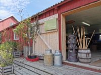 Inngangen til gardsbutikken, i det tidligere fjøset. Foto: Trond Nygård (2019).