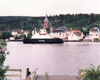 Fergen «Svelviksund» på vei over Drammensfjorden ved Svelviksundet sommeren 1985. Foto: Stig Rune Pedersen
