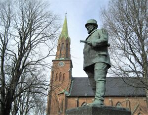Svend Foyn statue Tønsberg.jpg
