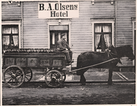Ølkjører fra Haldens bryggeri leverer øl til ‘B.A. Olsens Hotel’ i Halden. Famlien til Harald Andreas Svendsen bodde på Haldens bryggeri da han ble født. Faren hans, Andreas Svendsen (f. 1841 på Idd), var ølkjører på bryggeriet fram til ca 1888, da familien flyttet til Kristiania. Foto: Ukjent