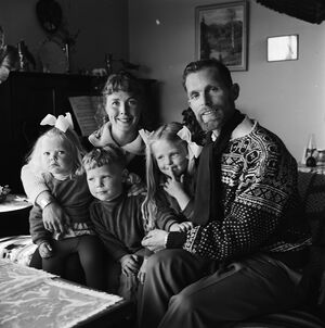 Sverre M. Fjelstad med familie 1965.jpg
