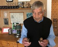 Sverre Ruud med tennsatser for landminer som han ryddet i Karasjok i 1945.