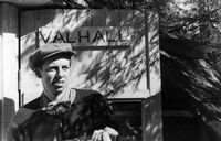 57. Sverre Thon utenfor Valhall, Holtefjellcellene våren 1945 (sf3225).jpg