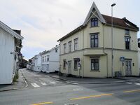 Sverre gate 16. Det var her T. Lindhjem, mor til Arne Lindhjem og farmor til Rune Lindhjem, hadde sin kolonial frem til 1933.